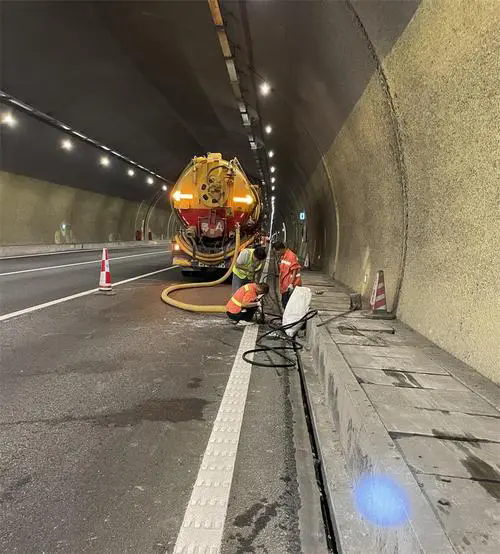 师宗隧道排水渠清淤